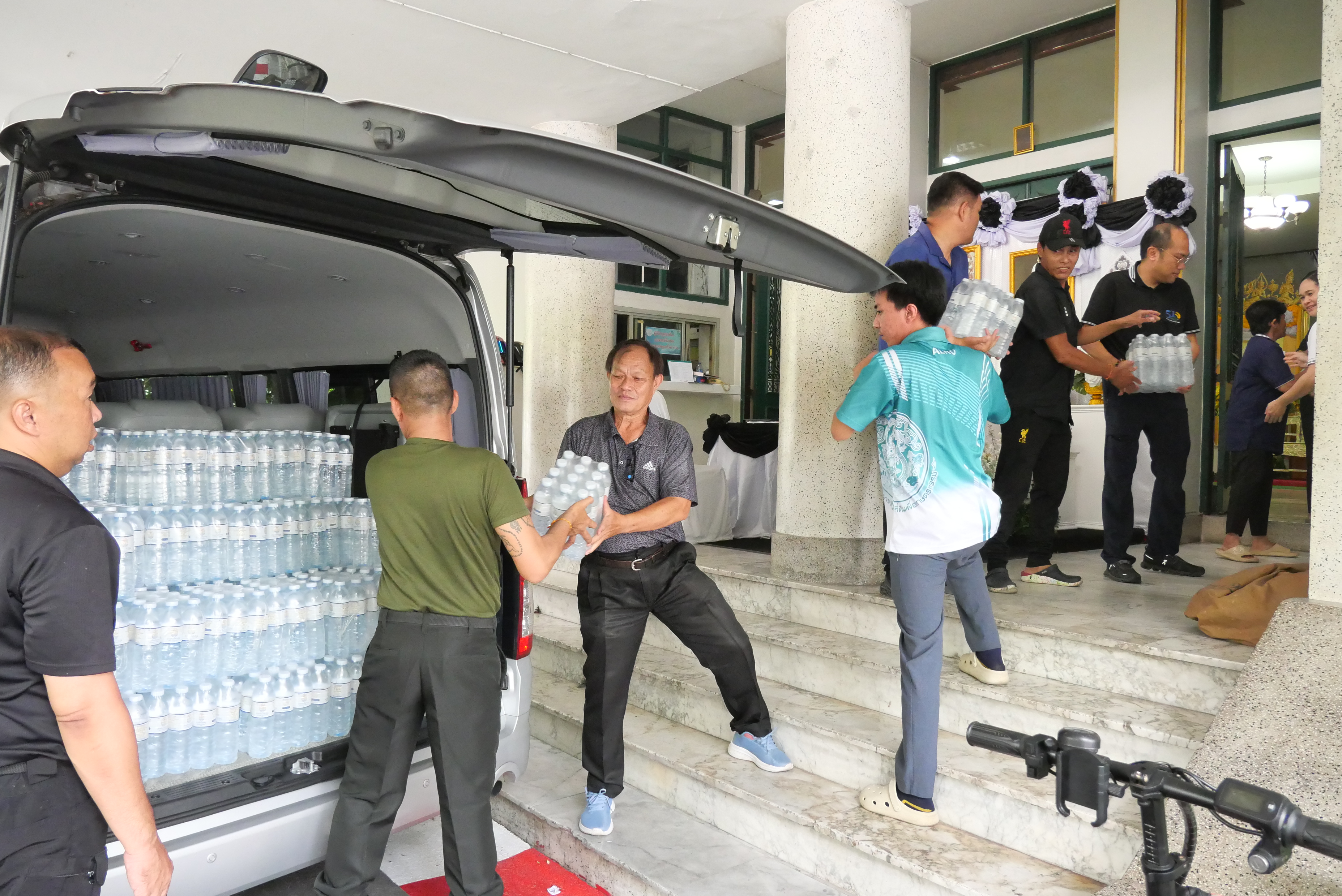 title - ส.ป.ก. ขอขอบคุณ กรมชลประทาน ที่มอบน้ำดื่มจำนวน 3,600 ขวด เพื่อสนับสนุนการนำไปช่วยเหลือผู้ประสบอุทกภัย